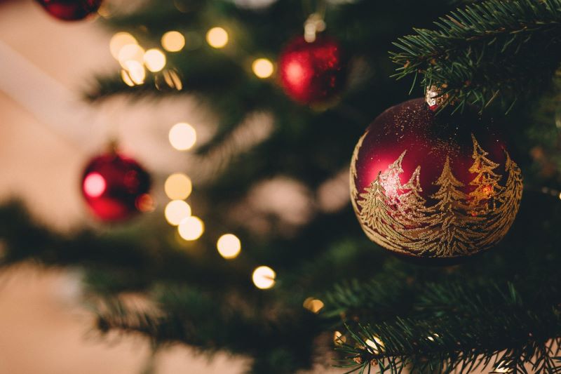 How to Choose the Perfect Green Artificial Christmas Tree: A Comprehensive Guide